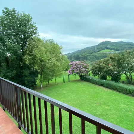 Semesterbostad Txorienea Rural *